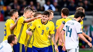Victor Lindeloef (numer 3) strzelił pierwszego gola dla Szwecji