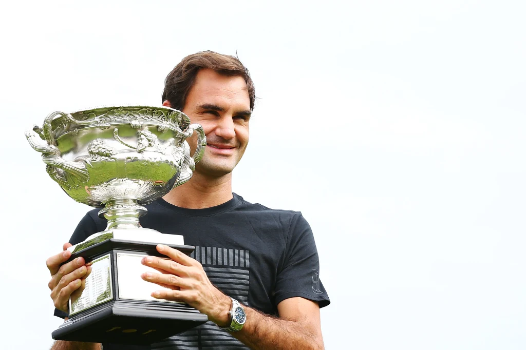 Roger Federer z trofeum z Australian Open 2018