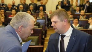 Radny Wojciech Kałuża odbiera zaświadczenie o wyborze na radnego