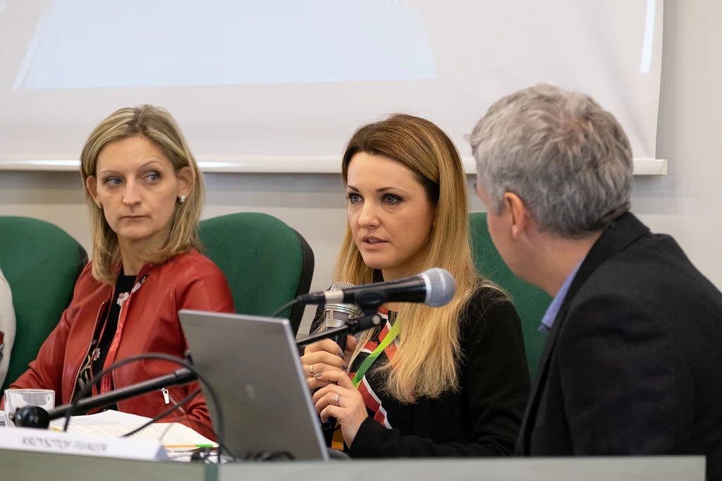Ewelina Karpińska-Morek podczas wystąpienia zatytułowanego "Kim ja jestem? - przypadek Anny Berezowskiej" Ewelina Karpińska-Morek podczas wystąpienia zatytułowanego "Kim ja jestem? - przypadek Anny Berezowskiej"