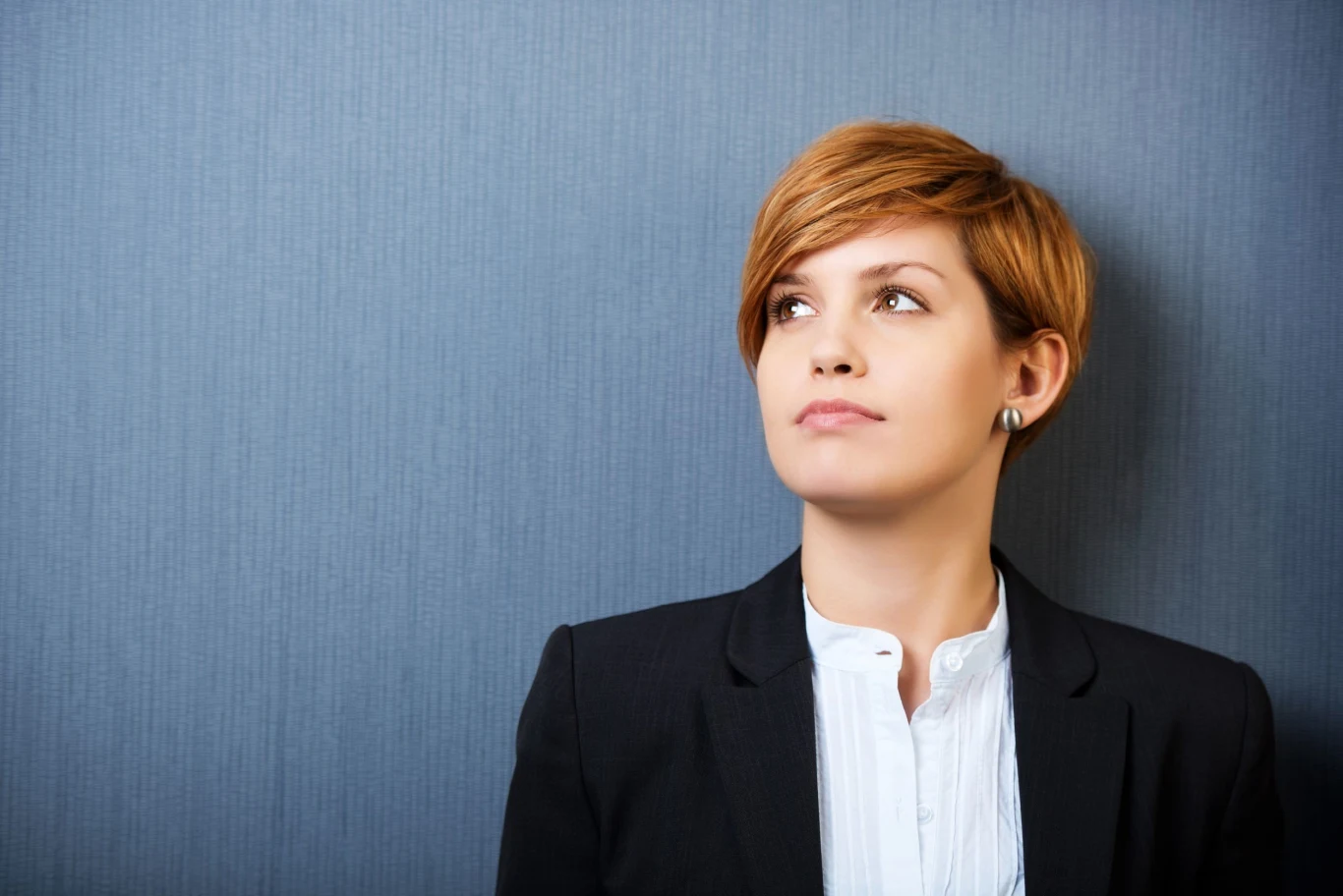 Pełna buzia i krótkie włosy? Postaw na fryzury, które modelują twarz