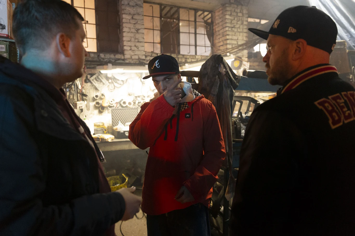 Piotr Witkowski i bracia Węgrzynowie na planie filmu "Proceder"