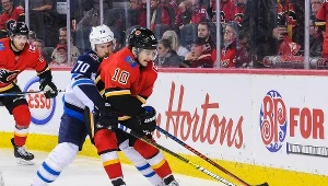 Derek Ryan (nr 10) z Calgary Flames i Joe Morrow