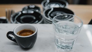 Dlaczego do espresso podają wodę? Odpowiedź nie jest wcale taka oczywista!