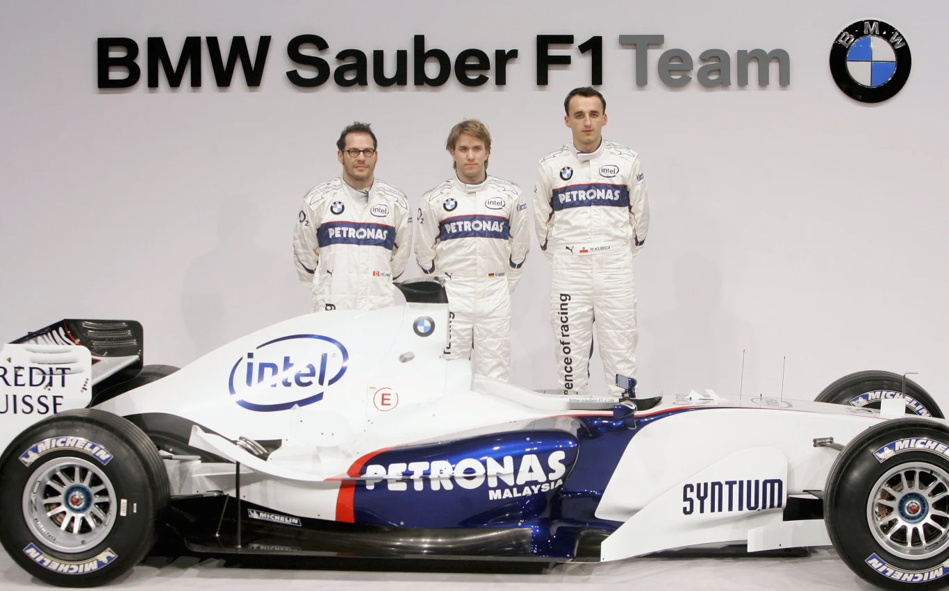 Robert Kubica w 2006 roku wystartował po raz pierwszy w Formule 1. Jego zespołem było BMW Sauber. Robert Kubica w 2006 roku wystartował po raz pierwszy w Formule 1. Jego zespołem było BMW Sauber.