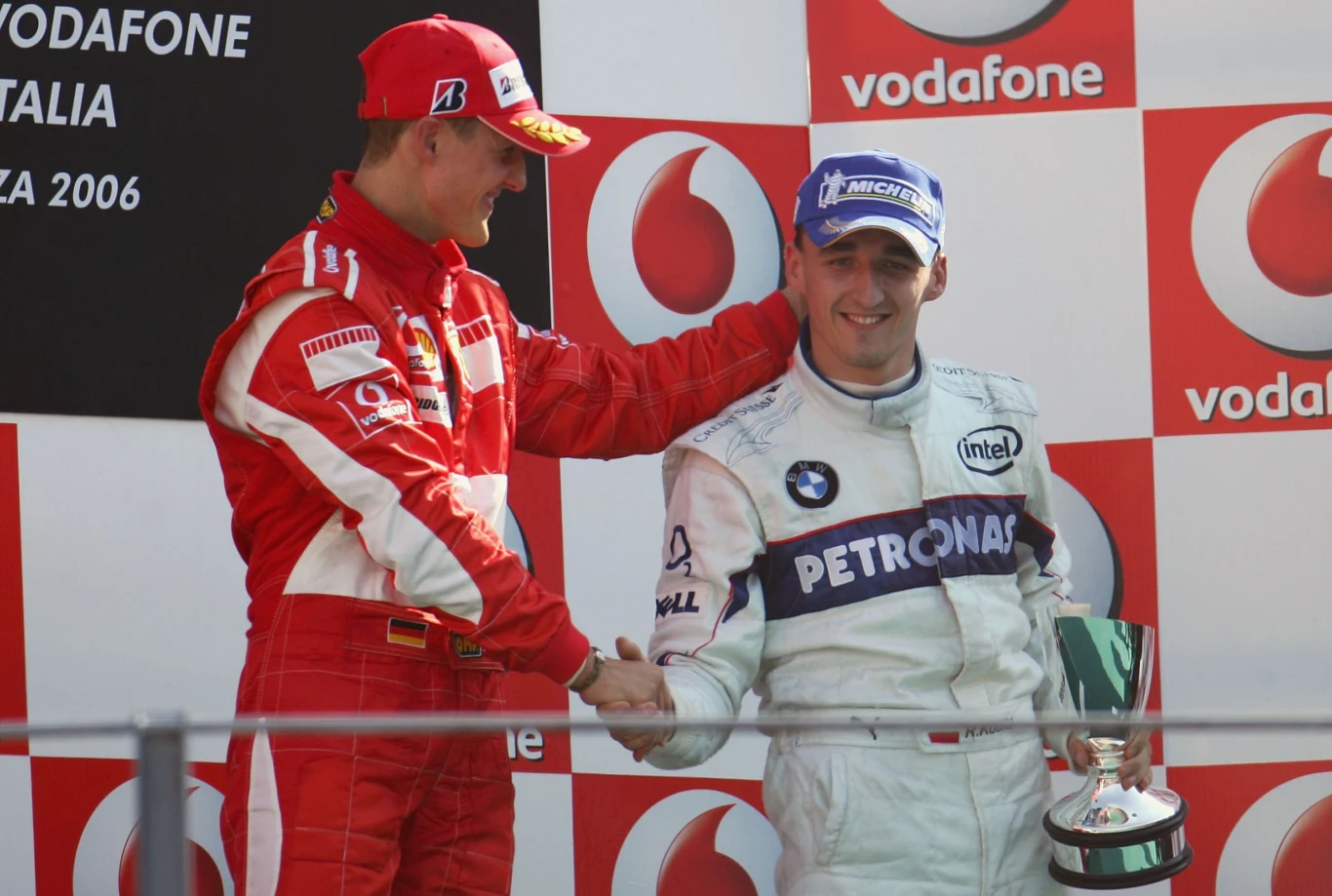Prawdziwie historyczne zdjęcie - Robert Kubica ukończył na trzecim miejscu wyścig na torze Monza w 2006 roku i stanął na jednym podium z Michaelem Schumacherem. Prawdziwie historyczne zdjęcie - Robert Kubica ukończył na trzecim miejscu wyścig na torze Monza w 2006 roku i stanął na jednym podium z Michaelem Schumacherem.