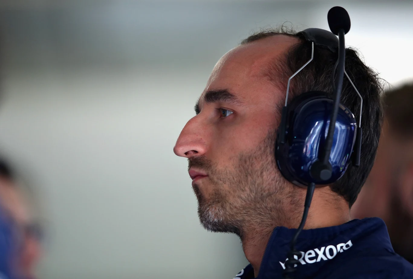 Kubica obserwuje sesję treningową przed Grand Prix Niemiec na torze Hockenheim, lipiec 2018. Kubica obserwuje sesję treningową przed Grand Prix Niemiec na torze Hockenheim, lipiec 2018.