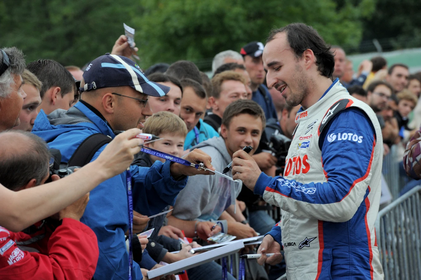 Kubica rozdaje autografy w przerwie Rajdu Niemiec, sierpień 2013. Kubica rozdaje autografy w przerwie Rajdu Niemiec, sierpień 2013.