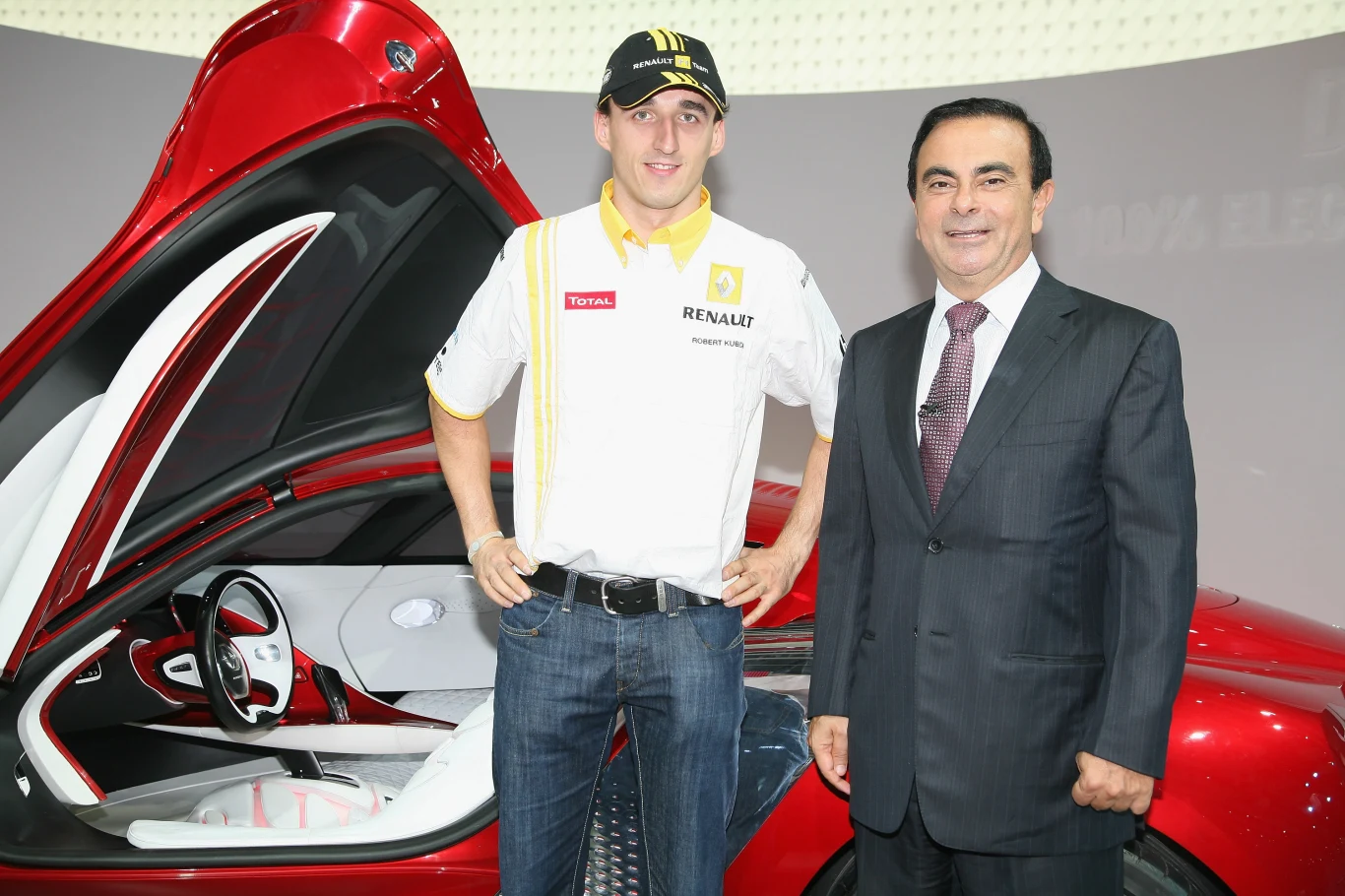 Robert Kubica i Carlos Ghosn (ostatnio aresztowany i oskarżony o oszustwa podatkowe), podczas salonu samochodowego w Paryżu 2010. Robert Kubica i Carlos Ghosn (ostatnio aresztowany i oskarżony o oszustwa podatkowe), podczas salonu samochodowego w Paryżu 2010.