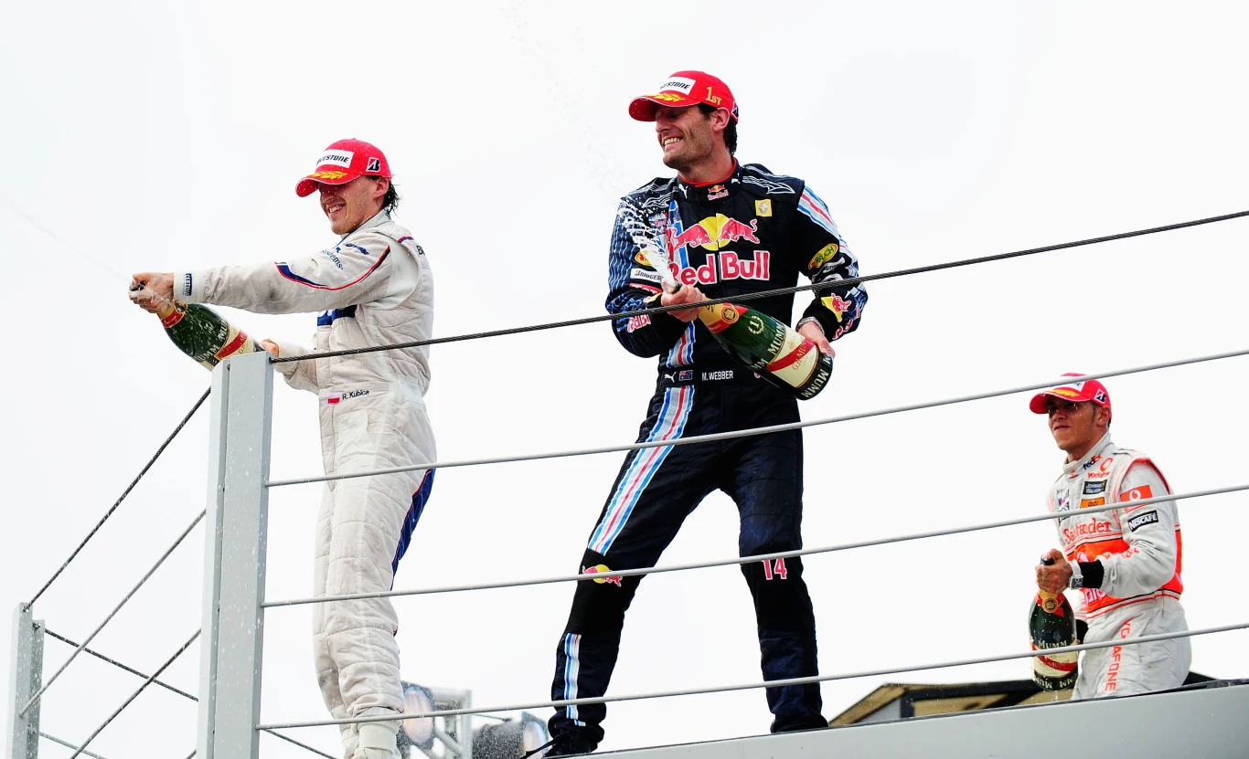 Kubica świętuje zdobycie drugiego miejsca podczas Grand Prix Brazylii w październiku 2009 roku. Wygrał Mark Webber, a trzeci był Lewis Hamilton. Kubica świętuje zdobycie drugiego miejsca podczas Grand Prix Brazylii w październiku 2009 roku. Wygrał Mark Webber, a trzeci był Lewis Hamilton.