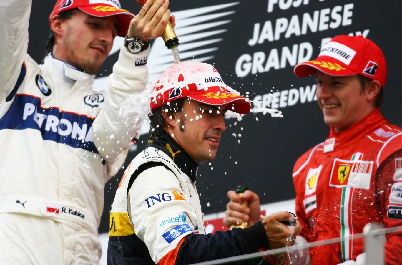 Robert Kubica świętuje zdobycie drugiego miejsca podczas Grand Prix Japonii w 2008 roku, razem z Fernando Alonso (1. miejsce) i Kimim Raikkonenem (3. miejsce). Robert Kubica świętuje zdobycie drugiego miejsca podczas Grand Prix Japonii w 2008 roku, razem z Fernando Alonso (1. miejsce) i Kimim Raikkonenem (3. miejsce).