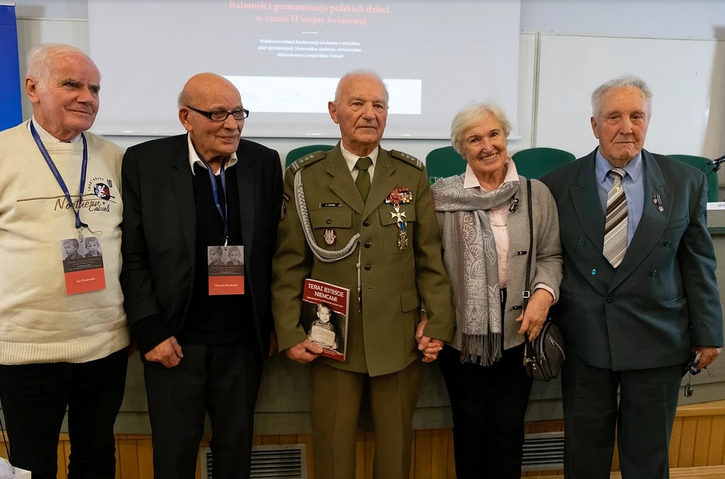 Świadkowie historii (od lewej): pan Jan Dopierała, pan Henryk Kowalczyk, pan Józef Sowa, pani Barbara Paciorkiewicz, pan Janusz Bukorzycki Świadkowie historii (od lewej): pan Jan Dopierała, pan Henryk Kowalczyk, pan Józef Sowa, pani Barbara Paciorkiewicz, pan Janusz Bukorzycki