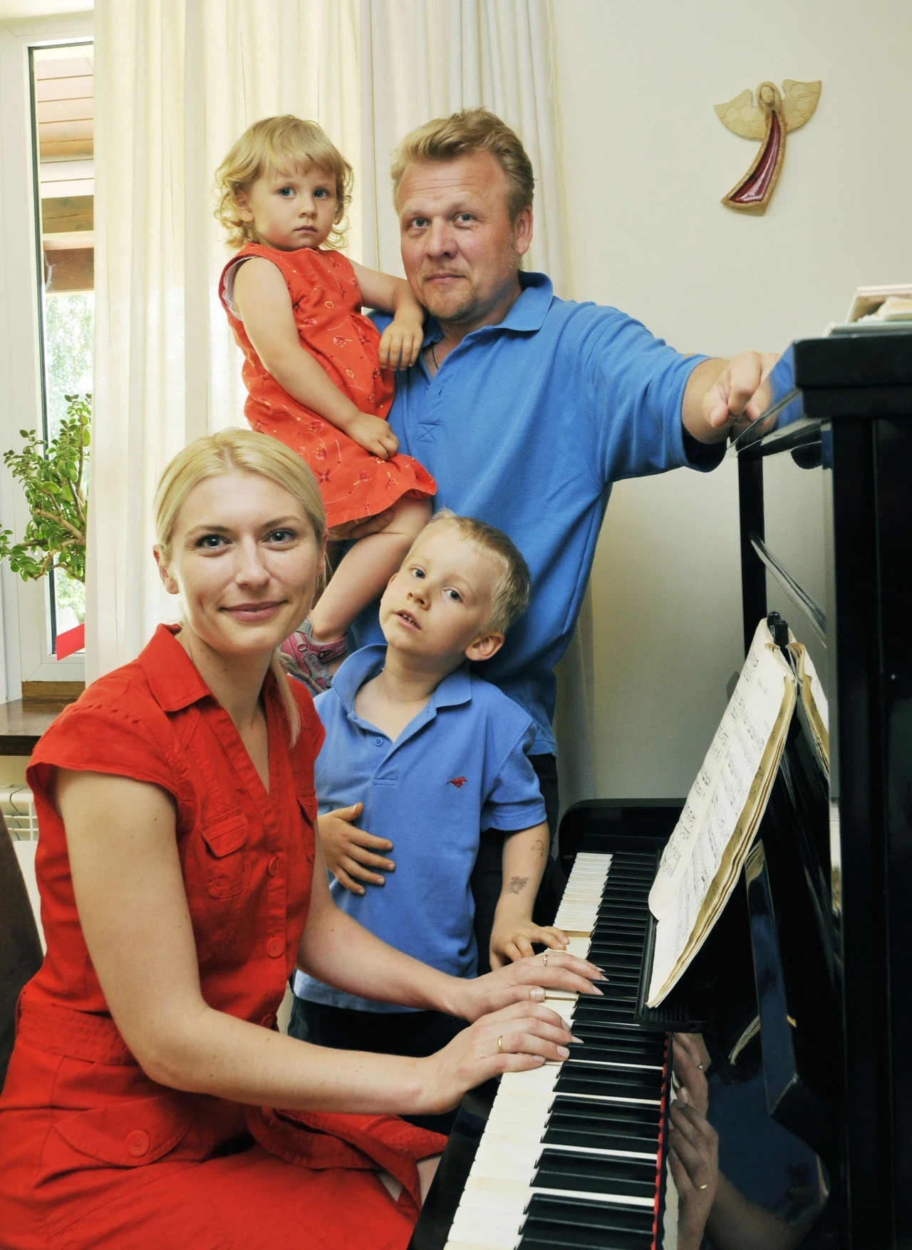 Marek Lenartowicz z żoną Katarzyną i dziećmi: córką Niną i synem Aleksandrem