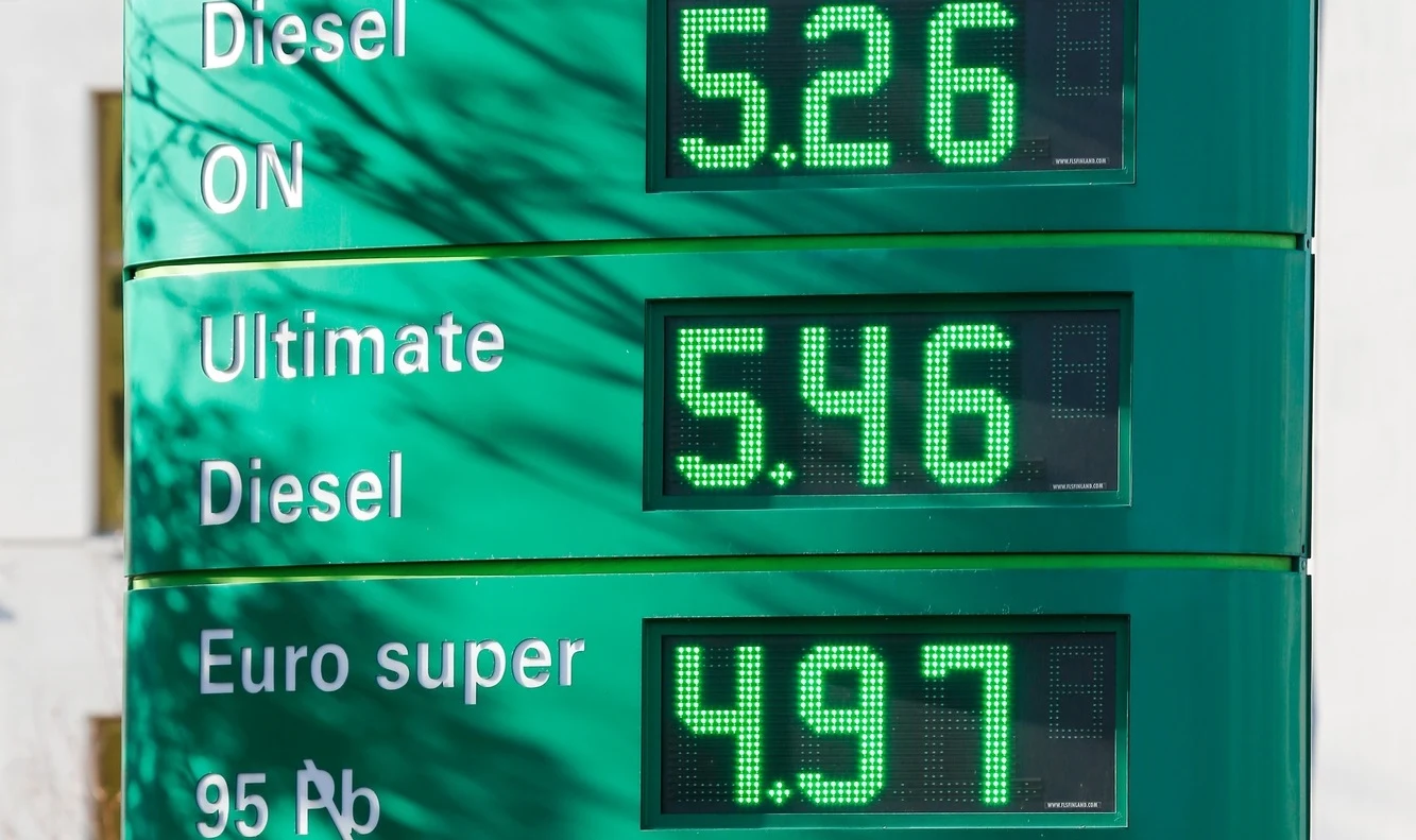 Nigdy wcześniej diesel nie był tak bardzo droższy od benzyny Nigdy wcześniej diesel nie był tak bardzo droższy od benzyny