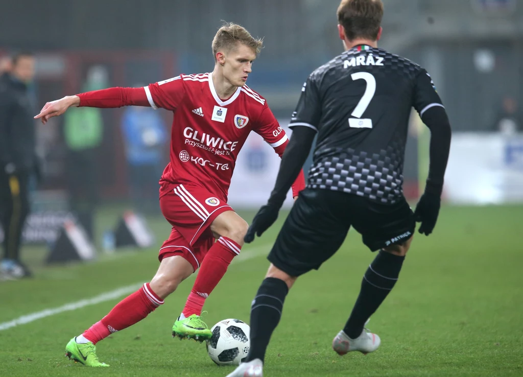 Zawodnik Piasta Gliwice Denis Gojko (L) i Patrik Mraz (P) z Zagłębia Sosnowiec Zawodnik Piasta Gliwice Denis Gojko (L) i Patrik Mraz (P) z Zagłębia Sosnowiec