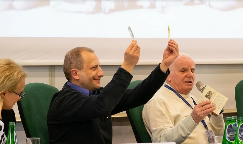Pan Jan Dopierała oraz jego syn pokazują pamiątki z pobytu w Barcelonie Pan Jan Dopierała oraz jego syn pokazują pamiątki z pobytu w Barcelonie