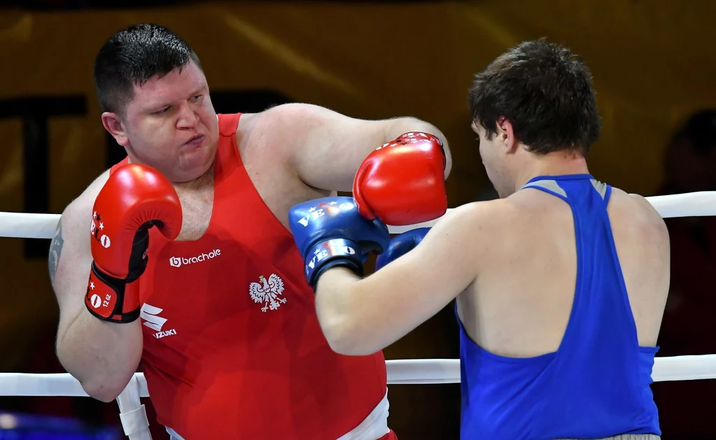 Roger Hryniuk (L) i Islam Takeev z Rosji walczą w kategorii wagowej 91+ kg podczas międzypaństwowego bokserskiego meczu Polska - Rosja