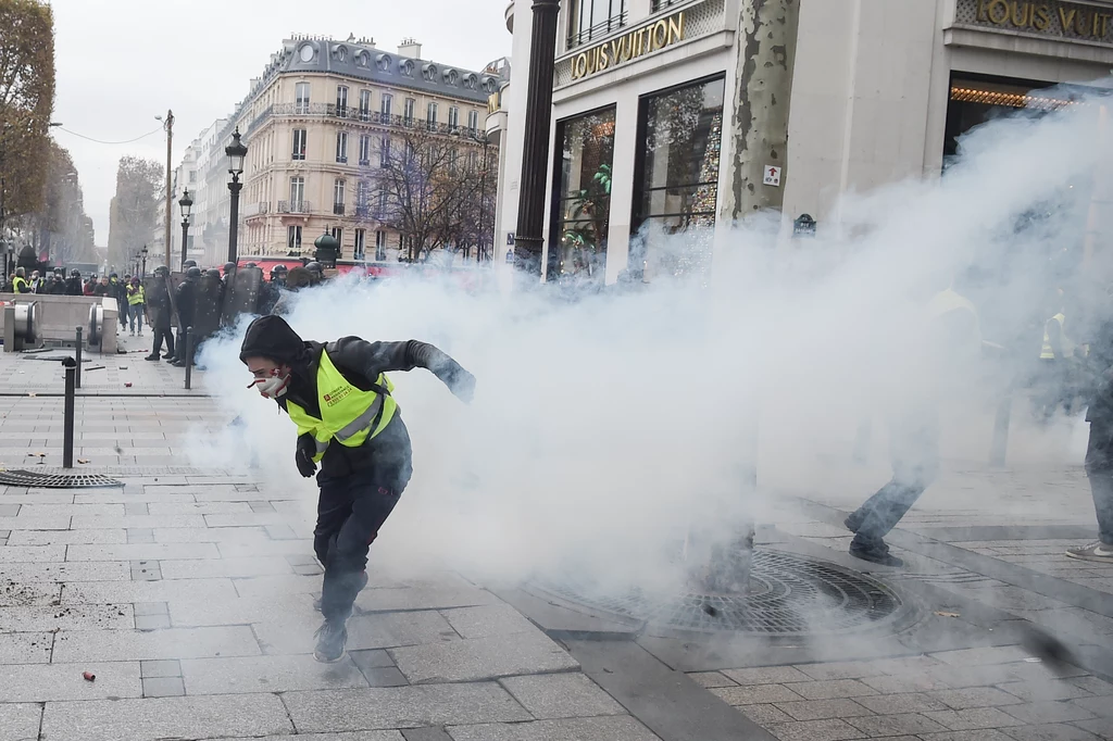 Francuska policja użyła w sobotę gazu łzawiącego i armatek wodnych, aby na Polach Elizejskich rozpędzić agresywnych uczestników demonstracji tzw. ruchu "żółtych kamizelek", protestującego przeciw podwyżkom akcyzy na paliwo