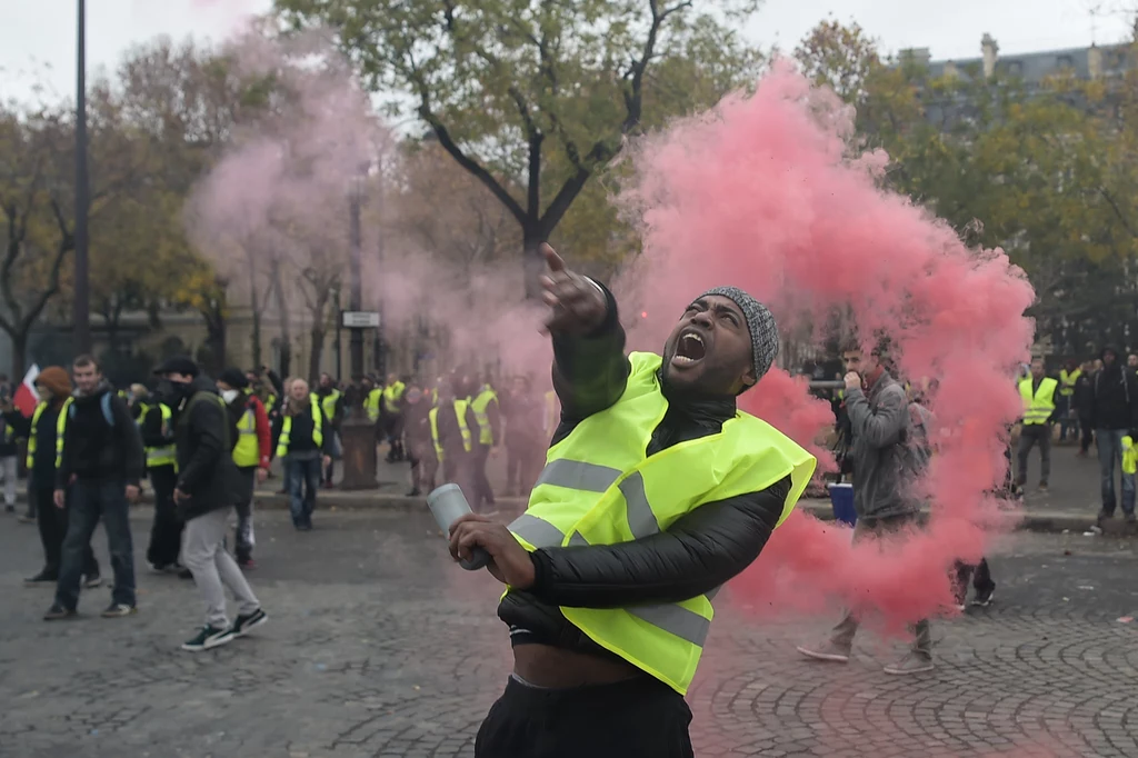 Francuska policja użyła w sobotę gazu łzawiącego i armatek wodnych, aby na Polach Elizejskich rozpędzić agresywnych uczestników demonstracji tzw. ruchu "żółtych kamizelek", protestującego przeciw podwyżkom akcyzy na paliwo