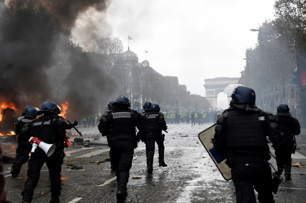 Francuska policja użyła w sobotę gazu łzawiącego i armatek wodnych, aby na Polach Elizejskich rozpędzić agresywnych uczestników demonstracji tzw. ruchu "żółtych kamizelek", protestującego przeciw podwyżkom akcyzy na paliwo