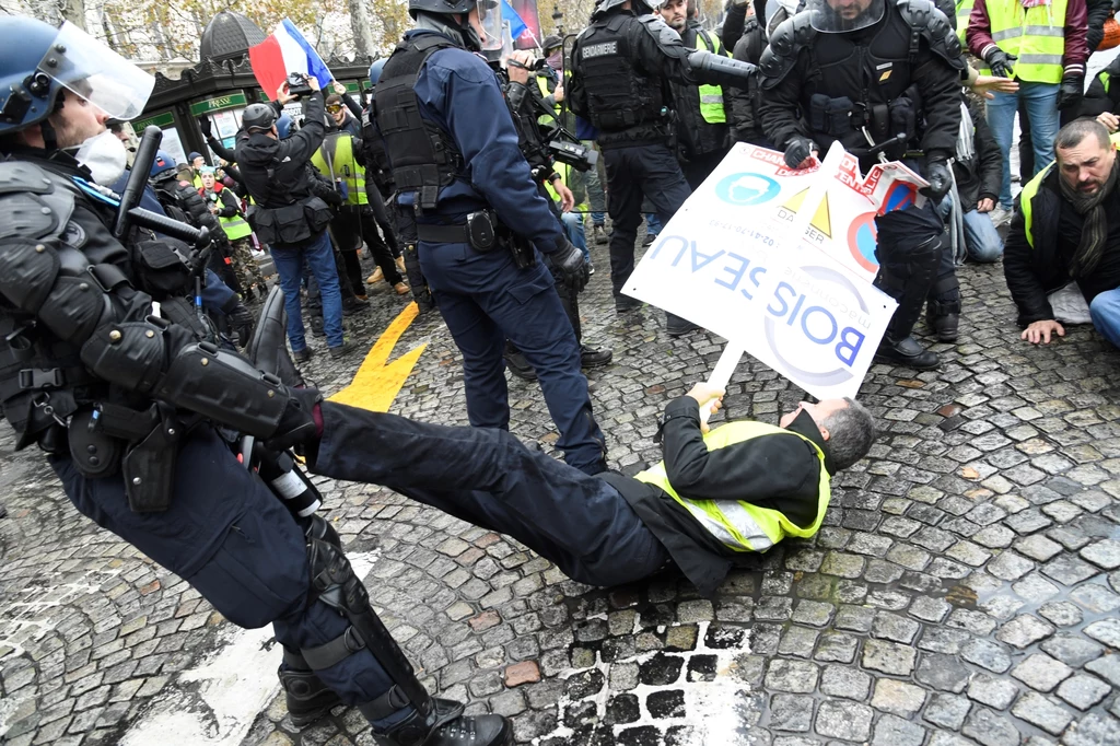 Francuska policja użyła w sobotę gazu łzawiącego i armatek wodnych, aby na Polach Elizejskich rozpędzić agresywnych uczestników demonstracji tzw. ruchu "żółtych kamizelek", protestującego przeciw podwyżkom akcyzy na paliwo