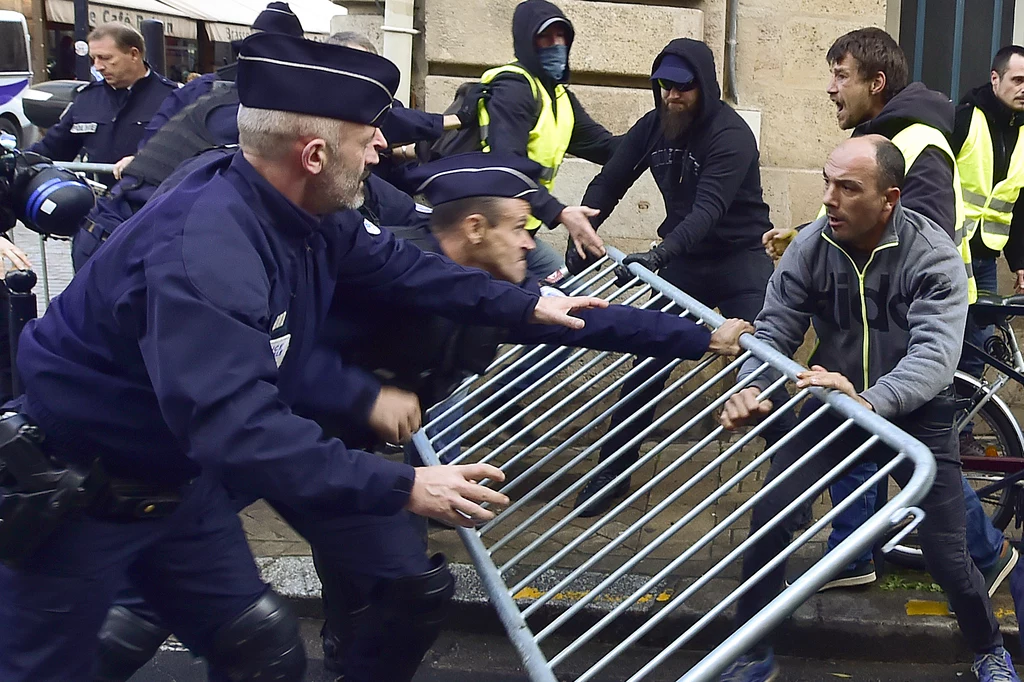 Francuska policja użyła w sobotę gazu łzawiącego i armatek wodnych, aby na Polach Elizejskich rozpędzić agresywnych uczestników demonstracji tzw. ruchu "żółtych kamizelek", protestującego przeciw podwyżkom akcyzy na paliwo