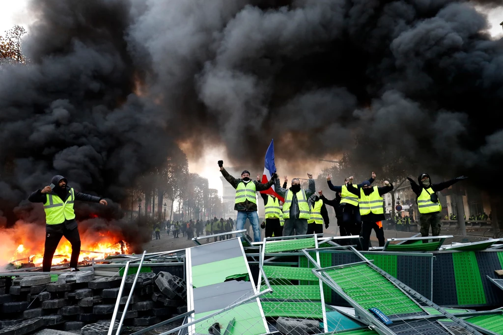 Francuska policja użyła w sobotę gazu łzawiącego i armatek wodnych, aby na Polach Elizejskich rozpędzić agresywnych uczestników demonstracji tzw. ruchu "żółtych kamizelek", protestującego przeciw podwyżkom akcyzy na paliwo
