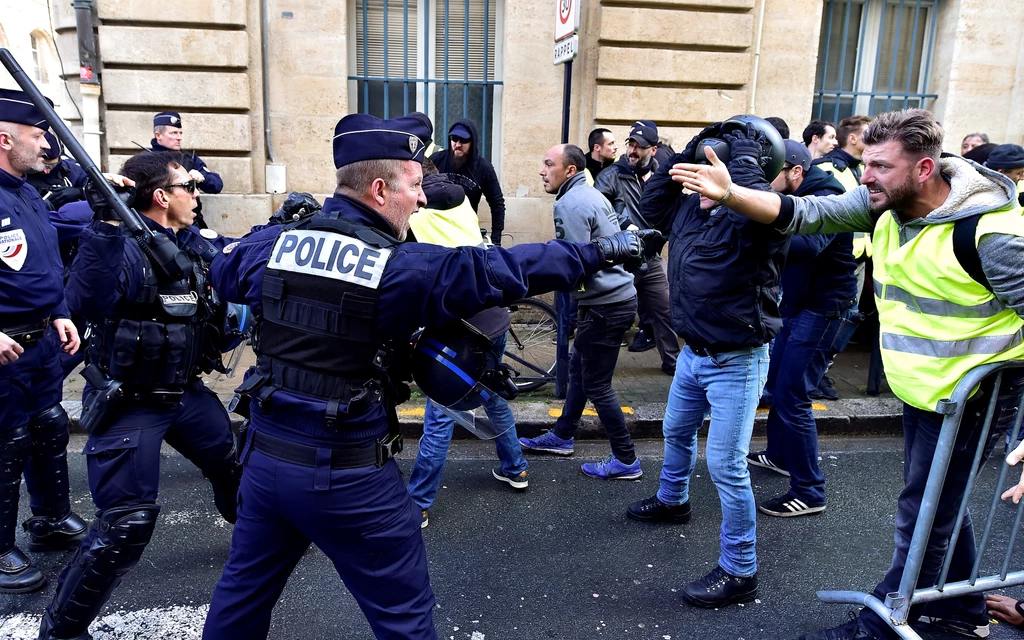 Francuska policja użyła w sobotę gazu łzawiącego i armatek wodnych, aby na Polach Elizejskich rozpędzić agresywnych uczestników demonstracji tzw. ruchu "żółtych kamizelek", protestującego przeciw podwyżkom akcyzy na paliwo