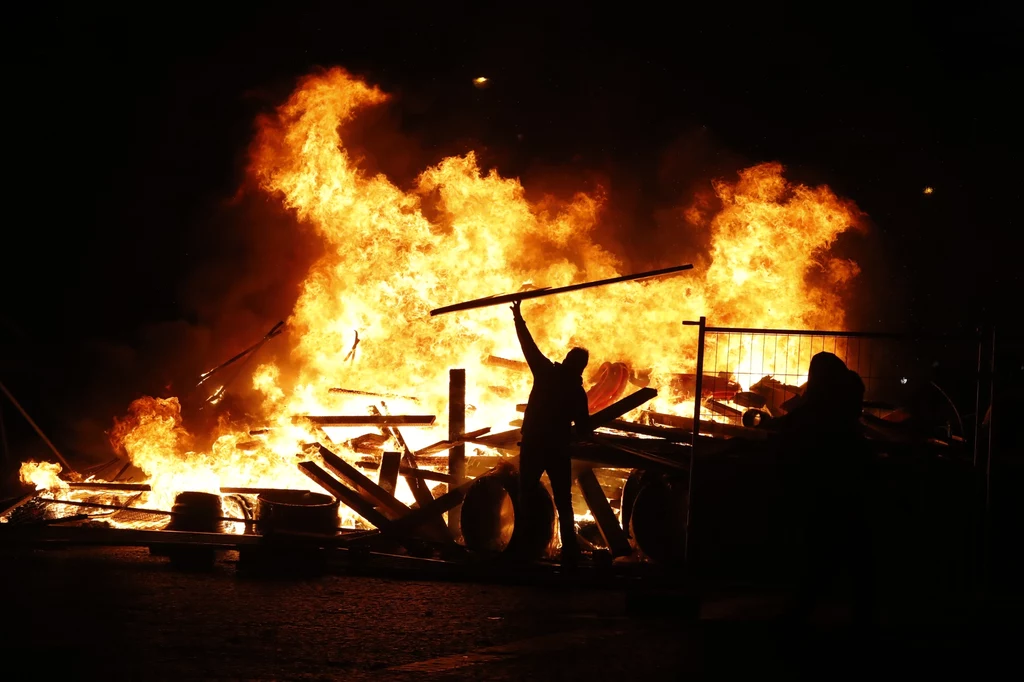 Francuska policja użyła w sobotę gazu łzawiącego i armatek wodnych, aby na Polach Elizejskich rozpędzić agresywnych uczestników demonstracji tzw. ruchu "żółtych kamizelek", protestującego przeciw podwyżkom akcyzy na paliwo