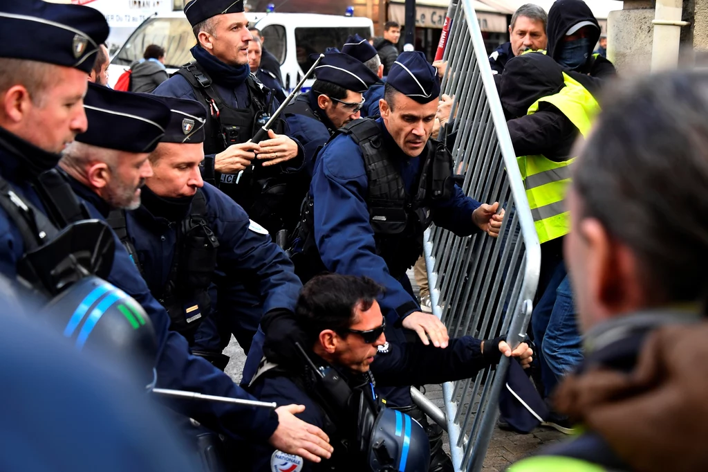 Francuska policja użyła w sobotę gazu łzawiącego i armatek wodnych, aby na Polach Elizejskich rozpędzić agresywnych uczestników demonstracji tzw. ruchu "żółtych kamizelek", protestującego przeciw podwyżkom akcyzy na paliwo
