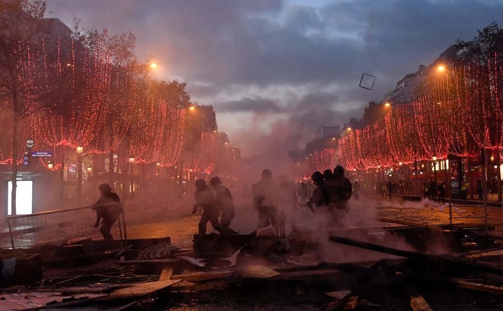 Francuska policja użyła w sobotę gazu łzawiącego i armatek wodnych, aby na Polach Elizejskich rozpędzić agresywnych uczestników demonstracji tzw. ruchu "żółtych kamizelek", protestującego przeciw podwyżkom akcyzy na paliwo