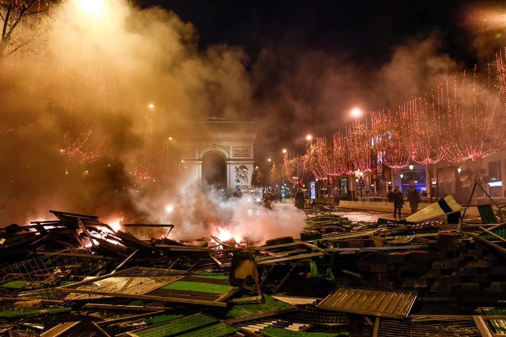 Francuska policja użyła w sobotę gazu łzawiącego i armatek wodnych, aby na Polach Elizejskich rozpędzić agresywnych uczestników demonstracji tzw. ruchu "żółtych kamizelek", protestującego przeciw podwyżkom akcyzy na paliwo