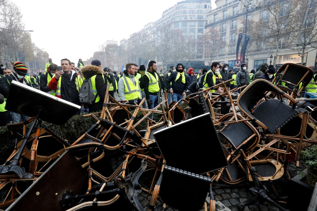 Francuska policja użyła w sobotę gazu łzawiącego i armatek wodnych, aby na Polach Elizejskich rozpędzić agresywnych uczestników demonstracji tzw. ruchu "żółtych kamizelek", protestującego przeciw podwyżkom akcyzy na paliwo