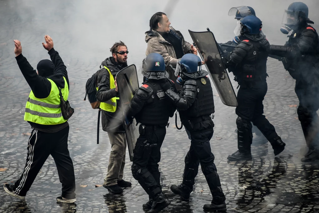 Francuska policja użyła w sobotę gazu łzawiącego i armatek wodnych, aby na Polach Elizejskich rozpędzić agresywnych uczestników demonstracji tzw. ruchu "żółtych kamizelek", protestującego przeciw podwyżkom akcyzy na paliwo