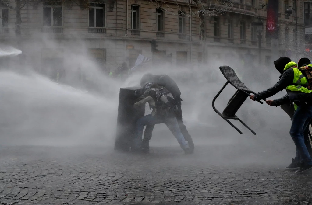 Francuska policja użyła w sobotę gazu łzawiącego i armatek wodnych, aby na Polach Elizejskich rozpędzić agresywnych uczestników demonstracji tzw. ruchu "żółtych kamizelek", protestującego przeciw podwyżkom akcyzy na paliwo
