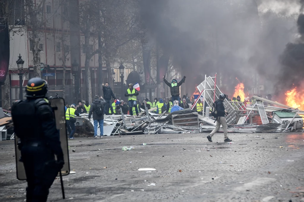 Francuska policja użyła w sobotę gazu łzawiącego i armatek wodnych, aby na Polach Elizejskich rozpędzić agresywnych uczestników demonstracji tzw. ruchu "żółtych kamizelek", protestującego przeciw podwyżkom akcyzy na paliwo