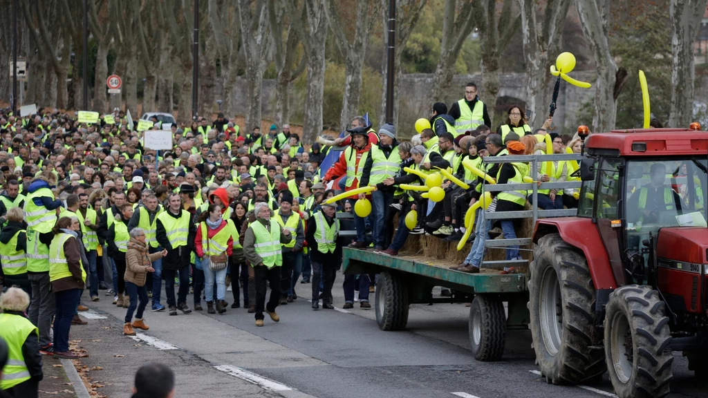 Francuska policja użyła w sobotę gazu łzawiącego i armatek wodnych, aby na Polach Elizejskich rozpędzić agresywnych uczestników demonstracji tzw. ruchu "żółtych kamizelek", protestującego przeciw podwyżkom akcyzy na paliwo