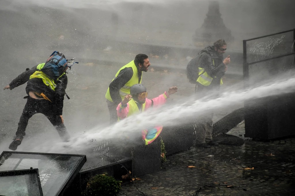 Francuska policja użyła w sobotę gazu łzawiącego i armatek wodnych, aby na Polach Elizejskich rozpędzić agresywnych uczestników demonstracji tzw. ruchu "żółtych kamizelek", protestującego przeciw podwyżkom akcyzy na paliwo