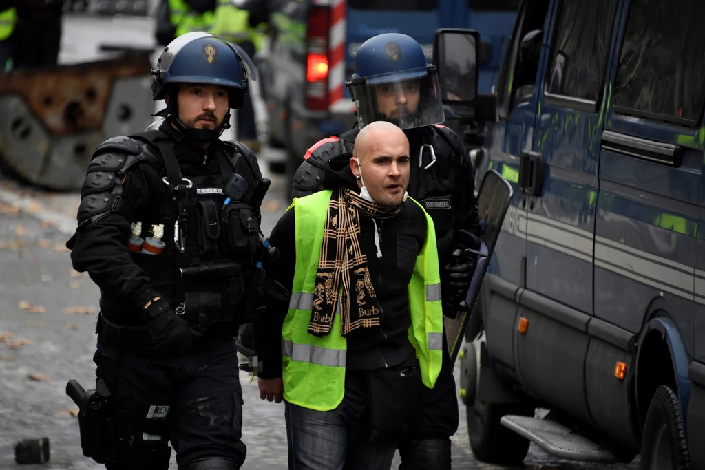 Francuska policja użyła w sobotę gazu łzawiącego i armatek wodnych, aby na Polach Elizejskich rozpędzić agresywnych uczestników demonstracji tzw. ruchu "żółtych kamizelek", protestującego przeciw podwyżkom akcyzy na paliwo