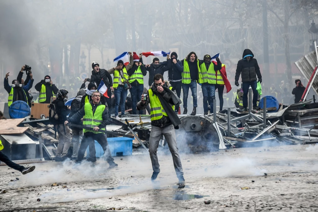 Francuska policja użyła w sobotę gazu łzawiącego i armatek wodnych, aby na Polach Elizejskich rozpędzić agresywnych uczestników demonstracji tzw. ruchu "żółtych kamizelek", protestującego przeciw podwyżkom akcyzy na paliwo