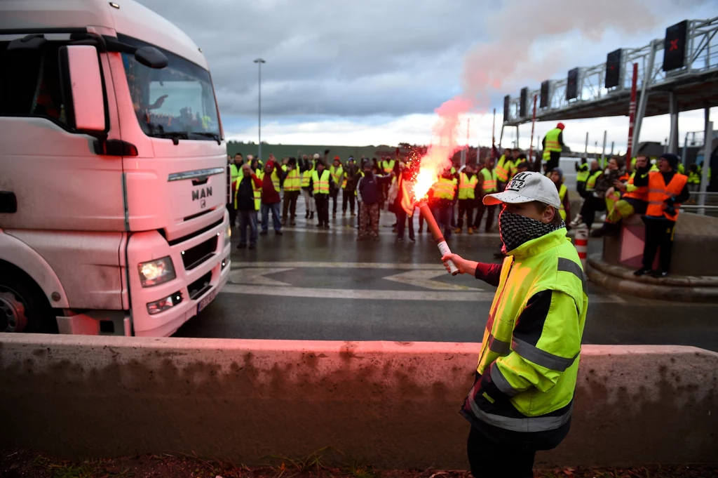 Francuska policja użyła w sobotę gazu łzawiącego i armatek wodnych, aby na Polach Elizejskich rozpędzić agresywnych uczestników demonstracji tzw. ruchu "żółtych kamizelek", protestującego przeciw podwyżkom akcyzy na paliwo