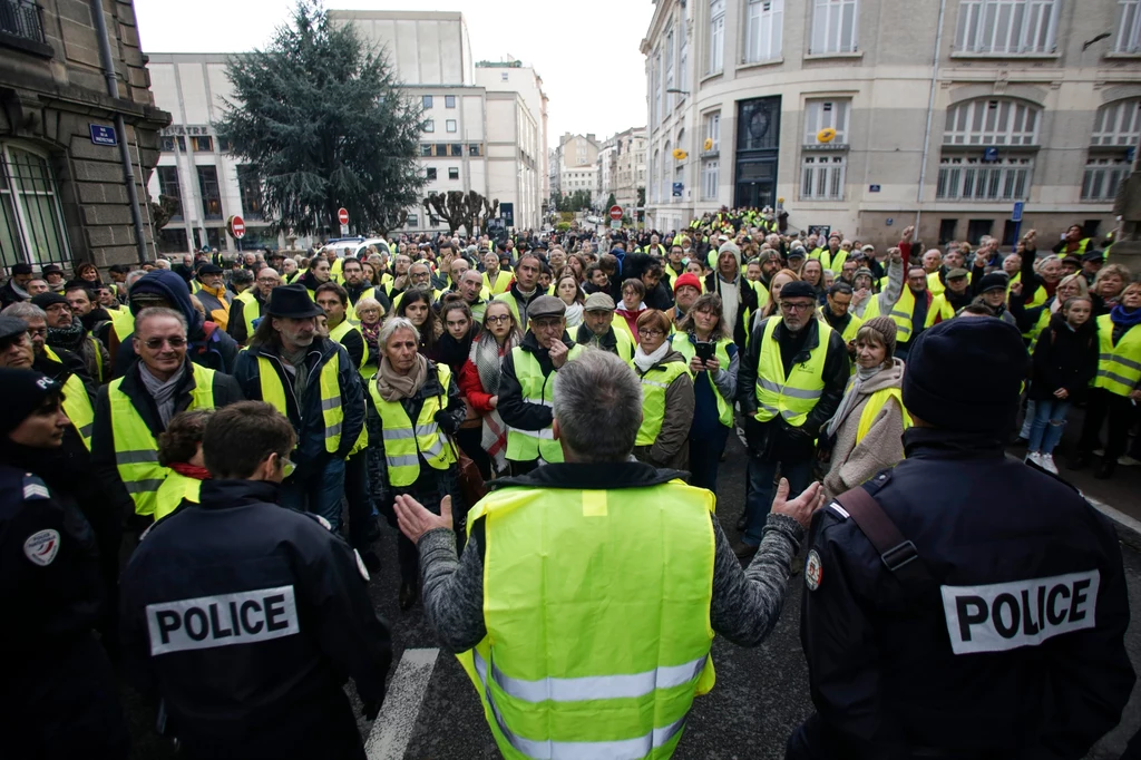 Francuska policja użyła w sobotę gazu łzawiącego i armatek wodnych, aby na Polach Elizejskich rozpędzić agresywnych uczestników demonstracji tzw. ruchu "żółtych kamizelek", protestującego przeciw podwyżkom akcyzy na paliwo