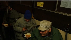 W trakcie ubiegłorocznej akcji, która trwała od połowy grudnia do marca, w autobusie wydano prawie 14 tys. porcji ciepłej zupy i ponad 1,4 tys. sztuk odzieży, zdj. ilustracyjne