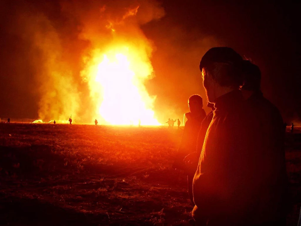 Gaz nadal stanowi ważne źródło dochodów Rosji, dlatego instalacje często są celem ataków terrorystycznych. Na zdjęciu: eksplozja gazociągu w Dagestanie w 2004 r. po ataku czeczeńskich bojowników