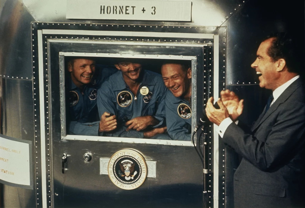 Prezydent Richard Nixon podczas rozmowy z astronautami, którzy wrócili z misji na Księżycu