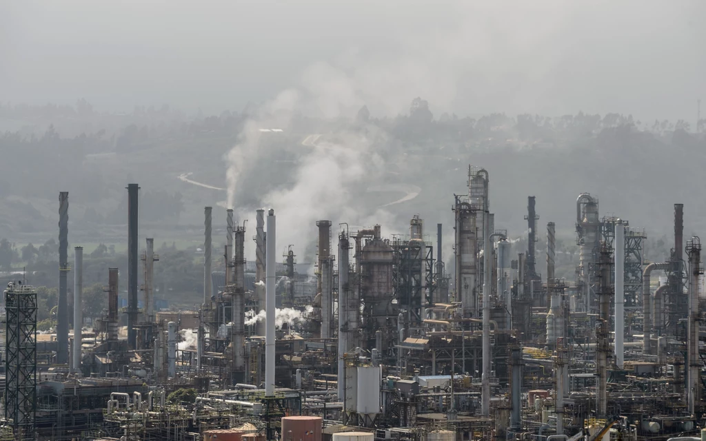 W "Alei Raka" znajduje się wiele zakładów petrochemicznych emitujących rakotwórcze zanieczyszczenia