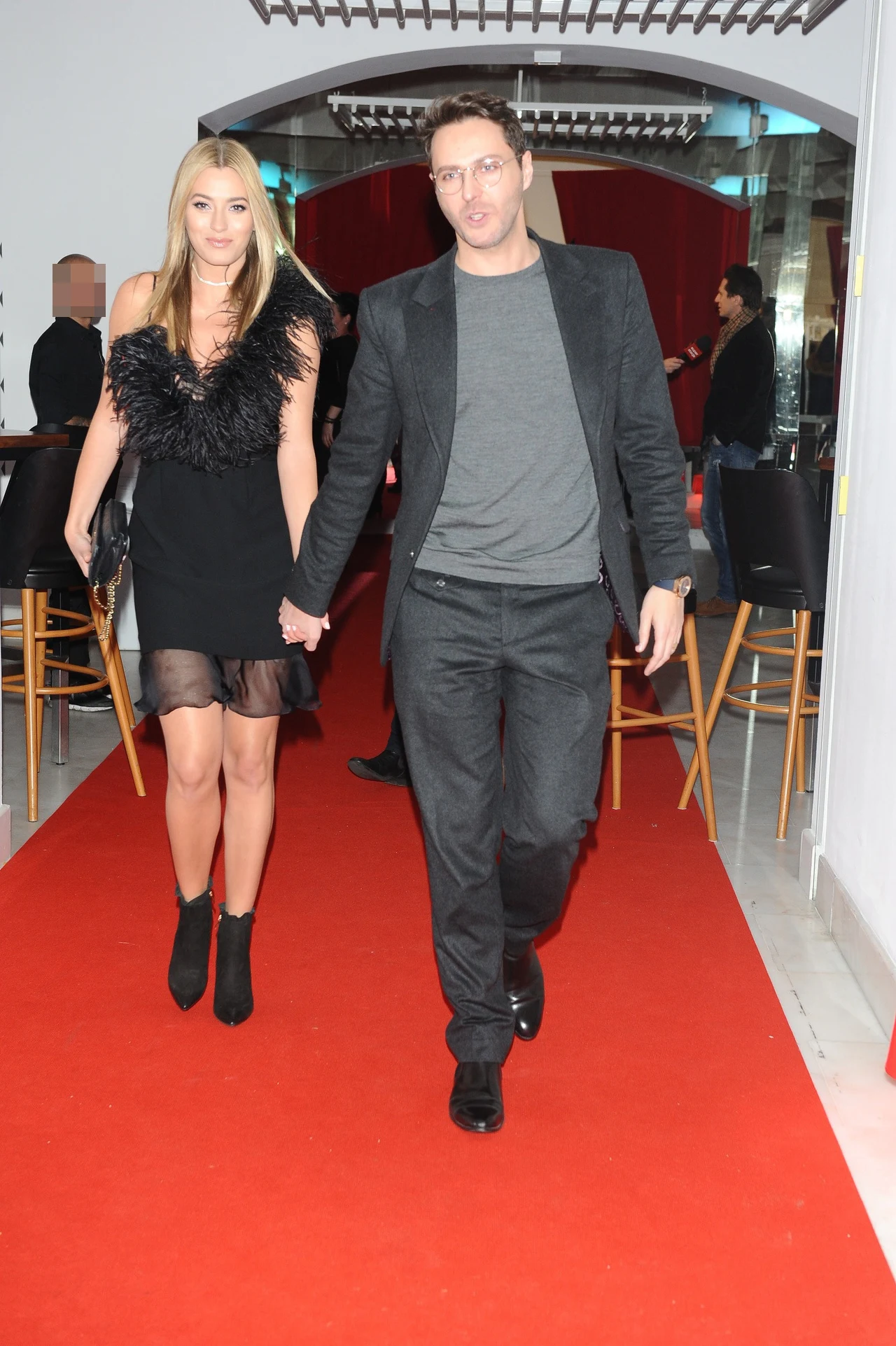 Miss i dziennikarz trzymali się za ręce Miss i dziennikarz trzymali się za ręce