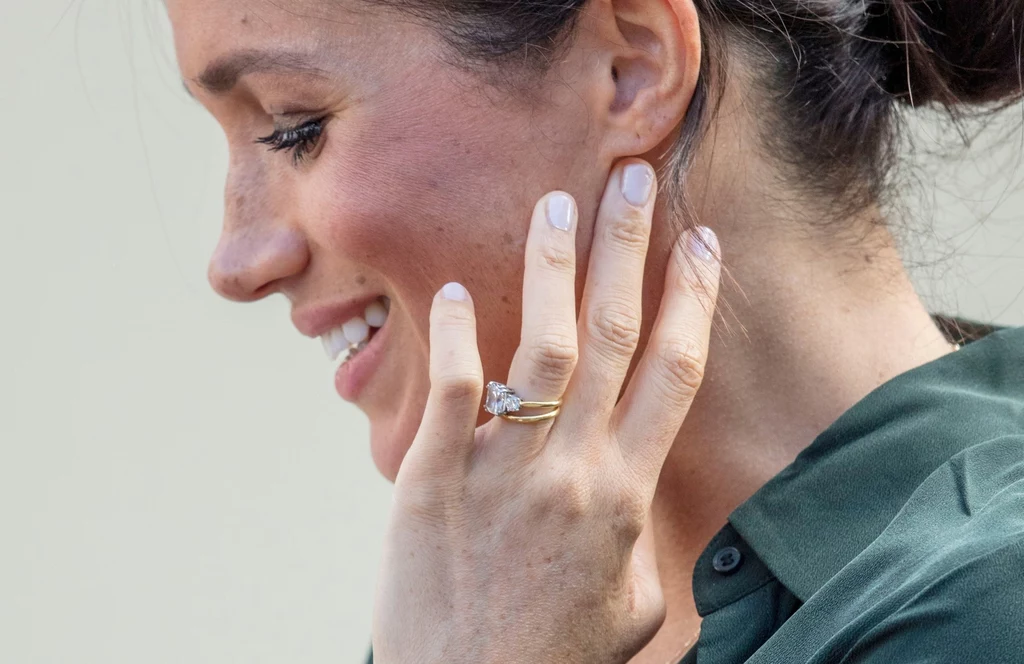 Kiedy książę Harry oświadczył się Meghan, sprezentował jej oszałamiający kwadratowy pierścionek z brylantem własnego projektu