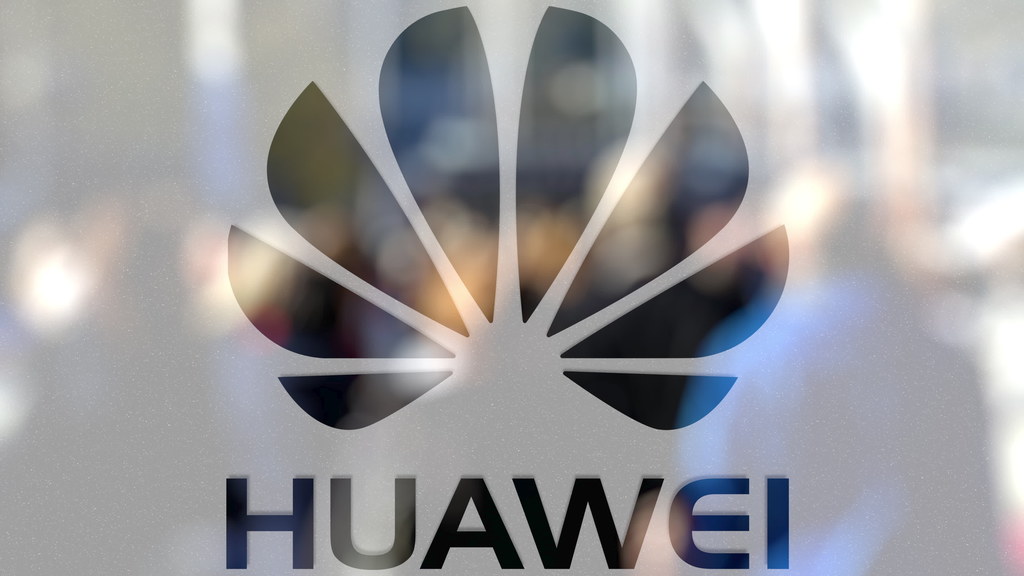 Huawei przygotowuje smartfona z dziurą w ekranie