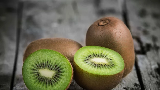 Kiwi

Nieocenione po każdym posiłku. Ułatwia trawienie i przyspiesza odchudzanie. Podobnie jak papaja i ananas jest skarbnicą witamin i mikroelementów.
